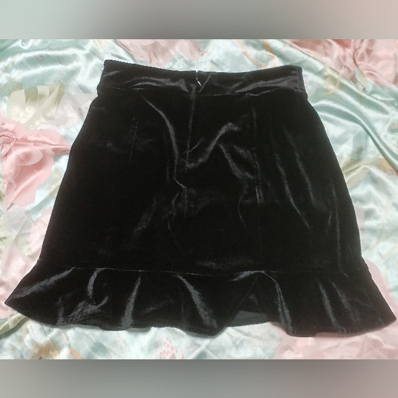 Forever 21 Black Velvet Ruffle hem Mini Skirt Size S - Picture 2 of 4